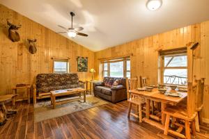 sala de estar con sofá y mesa en Cabin Near River - Treehouse Masters Stayed Here! en Ferryville