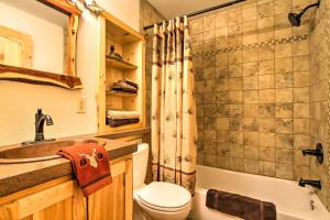 une salle de bain avec un lavabo, des toilettes et une baignoire dans l'établissement Cabin Near River - Treehouse Masters Stayed Here!, à Ferryville 17 autres photos