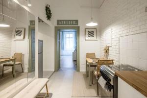 Kuchyňa alebo kuchynka v ubytovaní Atelier Apartment