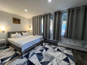 een slaapkamer met een bed in een kamer met ramen bij Nemo Guest House in Bukhara
