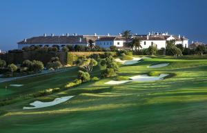 een luchtzicht op een golfbaan met een resort bij Stunning unobstructed 180 degree sea view apartment with 100 square meters terrace - Costa del Sol - Estepona in Estepona