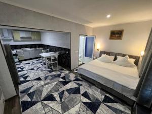 um quarto de hotel com uma cama e uma cozinha em Nemo Guest House em Bucara