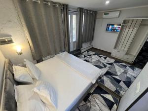 um quarto com uma cama grande e piso em azulejo em Nemo Guest House em Bucara
