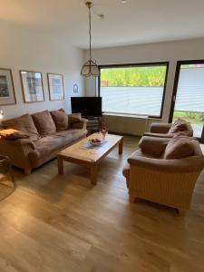 un salon avec un canapé et une table basse dans l'établissement Hus Waterkant, à Friedrichskoog