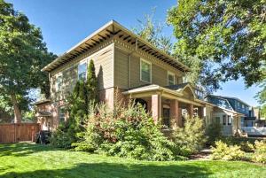 una casa con un patio de hierba delante de ella en Historic Apartment - Walk to CSU Campus and Old Town en Fort Collins