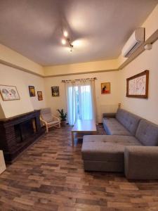 - un salon avec un canapé et une cheminée dans l'établissement Modern and Cosy Apartment, à Athènes