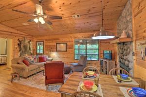 un soggiorno con divano e tavolo di Mountain View Cabin with Wraparound Deck! a Mountain View