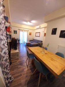 ein Wohnzimmer mit einem Holztisch und einem Sofa in der Unterkunft Modern and Cosy Apartment in Athen