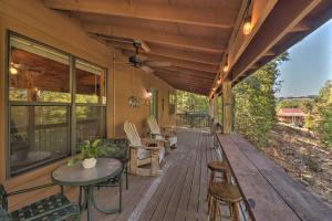 une terrasse couverte d'une maison avec une table et des chaises dans l'établissement Mountain View Cabin with Wraparound Deck!, à Mountain View