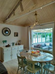 a kitchen and dining room with a table and chairs at Isidaura in Zutendaal