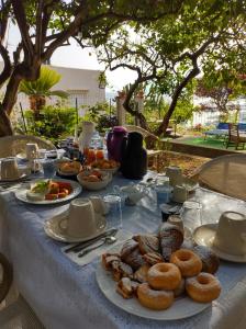 einen Tisch mit Teller mit Lebensmitteln darüber in der Unterkunft Soleluna in Capri