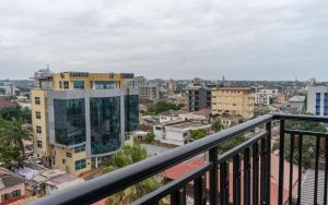 阿克拉的住宿－G.C ROYAL HOTEL，阳台享有城市美景。