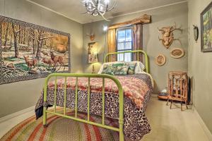 - une chambre dotée d'un lit avec un cadre vert dans l'établissement Spacious La Grange Retreat with Dock on Lake Siesta, à Winchester
