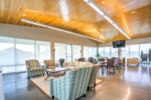 Khu vực ghế ngồi tại Sleek Pensacola Beach Condo Patio, Walk to Beach