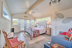 1 dormitorio con 1 cama y 1 sofá en Studio with Mountain Views, Less Than 30 Min to Durango!, en Mancos