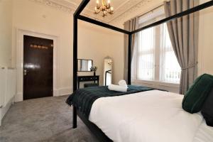 um quarto com uma cama grande e um espelho grande em 10 Bedrooms Pool Table Garden Piano em Glasgow
