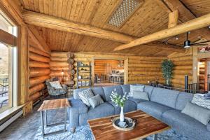 Khu vực ghế ngồi tại Fairbanks Log Cabin with Waterfront Deck and Views!