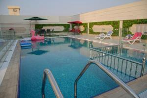 una gran piscina en un edificio en Rawabi Garden Inn en Yeda