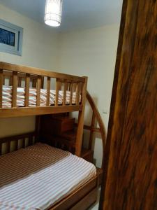 - une chambre avec 2 lits superposés dans l'établissement Signorile Jo, à Yaoundé