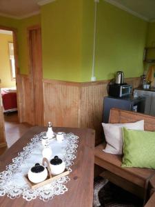 Cabañas Frange في بويرتو ناتالز: طاولة عليها ثلاث قدور للشاي