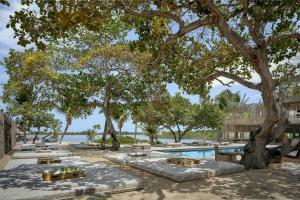 GuriúにあるCasa Ucaのプール、木々、ベンチが備わるリゾートです。