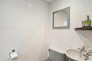 Baño blanco con aseo y lavamanos en Stylish 4 Bed House in Nottingham - sleeps 15, en Nottingham