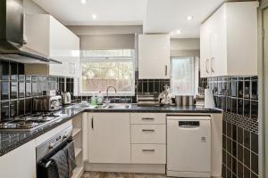 Een keuken of kitchenette bij Stylish 4 Bed House in Nottingham - sleeps 15