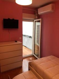 een slaapkamer met een bed, een televisie en een raam bij CHEZ GREDOS in Candeleda