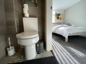 baño con aseo y cama en Nice Living Serviced Accommodations 2 en Coventry