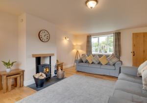 uma sala de estar com um sofá e uma lareira em Cil y Fan em Llangelynin