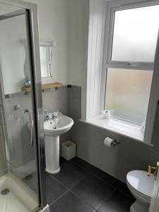 Koupelna v ubytování Bodalwyn Guest House + 37 fotografií