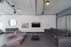 sala de estar con sofá y TV en Hidden Submarine, en Vilna