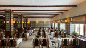 Un restaurante con mesas y sillas y gente sentada en las mesas. en Beceren Hotel, en Bursa