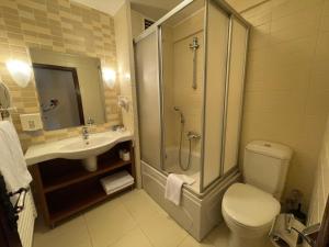 Un baño con ducha, inodoro y lavabo. en Beceren Hotel, en Bursa