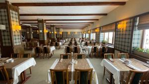 Un comedor con mesas y sillas y ventanas. en Beceren Hotel, en Bursa 9 fotos más