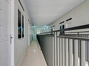 a hallway of a building with white walls at OYO 91847 Rumah Singgah Kinaya Syariah in Parit
