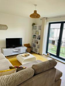 Μια τηλεόραση ή/και κέντρο ψυχαγωγίας στο Salt Yard Apartment, Parking and Terrace, Whitstable