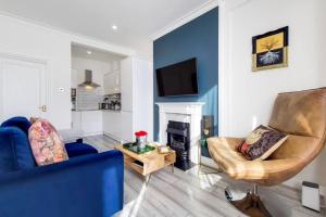 uma sala de estar com duas cadeiras e uma lareira em Immaculately presented 1 bed em Londres