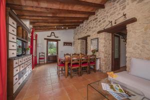 a kitchen and dining room with a table and chairs at Villa Can Cosme in Alcudia