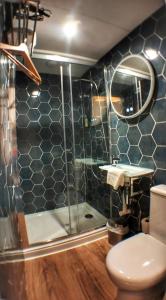 La salle de bains est pourvue d'une douche et de toilettes. dans l'établissement Charlie's Hôtel Cannes, à Cannes