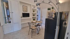 Televízia a/alebo spoločenská miestnosť v ubytovaní CAROLINA'S HOME
