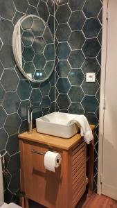 La salle de bains est pourvue d'un lavabo et d'un miroir. dans l'établissement Charlie's Hôtel Cannes, à Cannes