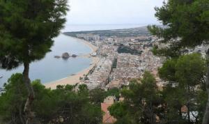 a view of a beach and the ocean at Apartamento primera línea de Mar Enjoy the view in Blanes