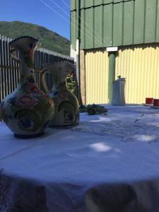 two vases sitting on top of a table at La Furmumecha VUT-LE-611 Apartamento in Villablino