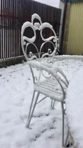 a bench covered in snow in front of a fence at La Furmumecha VUT-LE-611 Apartamento in Villablino