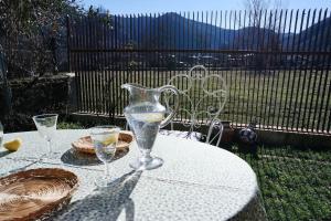 una mesa con un jarrón y vasos sobre una mesa en La Furmumecha VUT-LE-611 Apartamento en Villablino