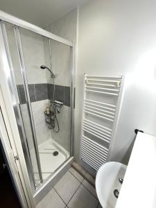 a bathroom with a shower and a toilet at Appartement 65m² idéalement placé pour 6 pers. in Brides-les-Bains