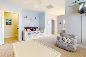 une chambre avec un lit, un canapé et une télévision dans l'établissement Bayside Resort --- 36288 Sunflower Blvd, à Selbyville 28 autres photos