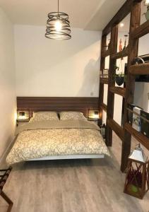 Schlafzimmer mit einem großen Bett mit einem Kopfteil aus Holz in der Unterkunft Ferienwohnung Frohnaublick in Annaberg-Buchholz