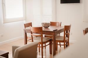 mesa de comedor y sillas con TV en Carat Apart Boutique en Rosario